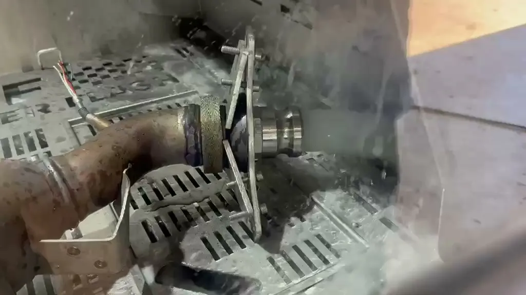 Standbild aus unserem Video: Filter in der Reinigungsanlage, Wasser spritzt über das Bauteil